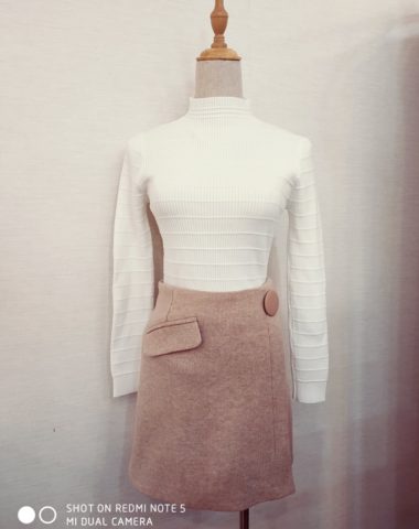 DL1826 : Set bộ áo len dệt kim cổ cao + Chân váy dạ ngắn xòe