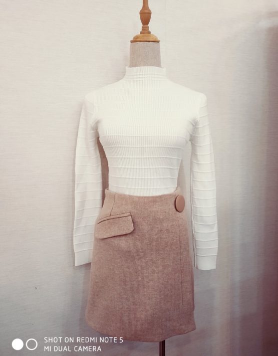 DL1826 : Set bộ áo len dệt kim cổ cao + Chân váy dạ ngắn xòe